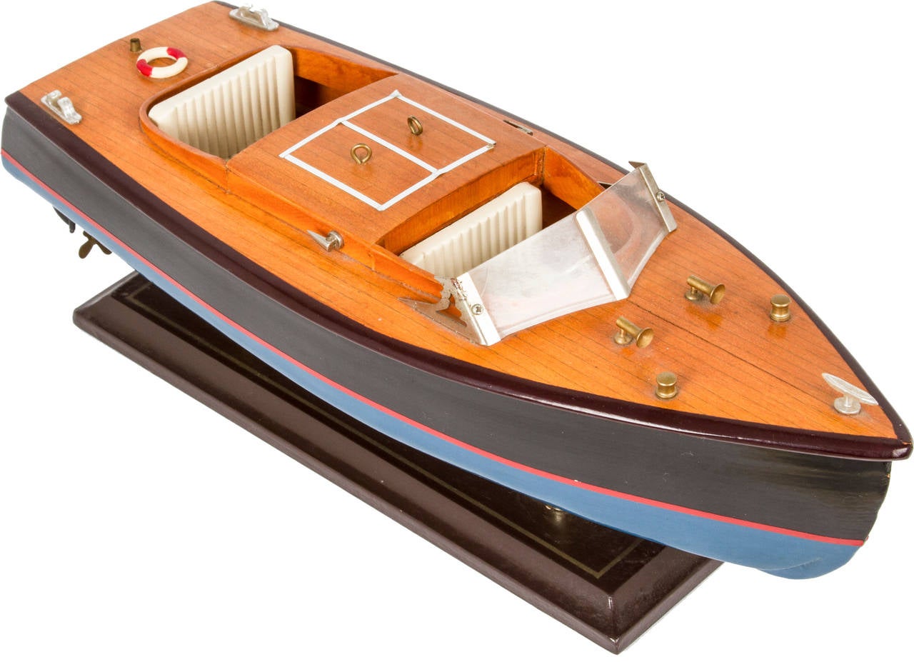 Wood Motor Boat Model In Excellent Condition In Chicago, IL