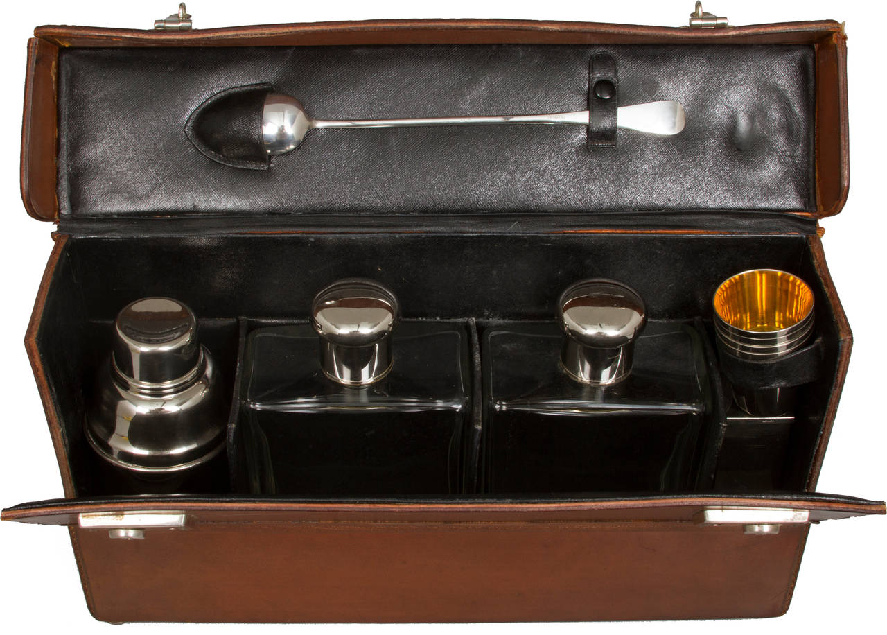 This traveling bar set has everything you need for a picnic or party.
It consists of two carafes, four cups, a spoon, a container for limes, lemons or cherries, and a cocktail shaker.