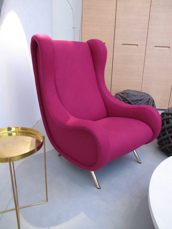 Sir lounge chair in fuchsia