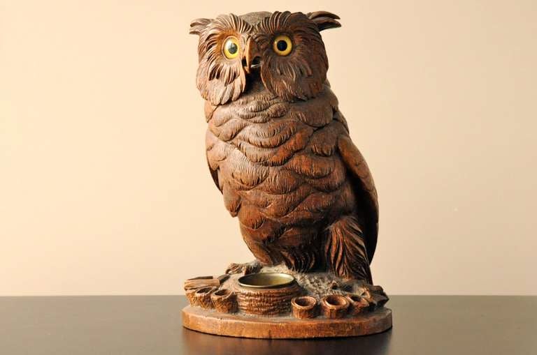 Exceptional  work of Brienz ,  black forest . 
Constructed of carved walnut, the lifelike figure with glass eyes, its head hinged, to reveal an hollowed interior container .