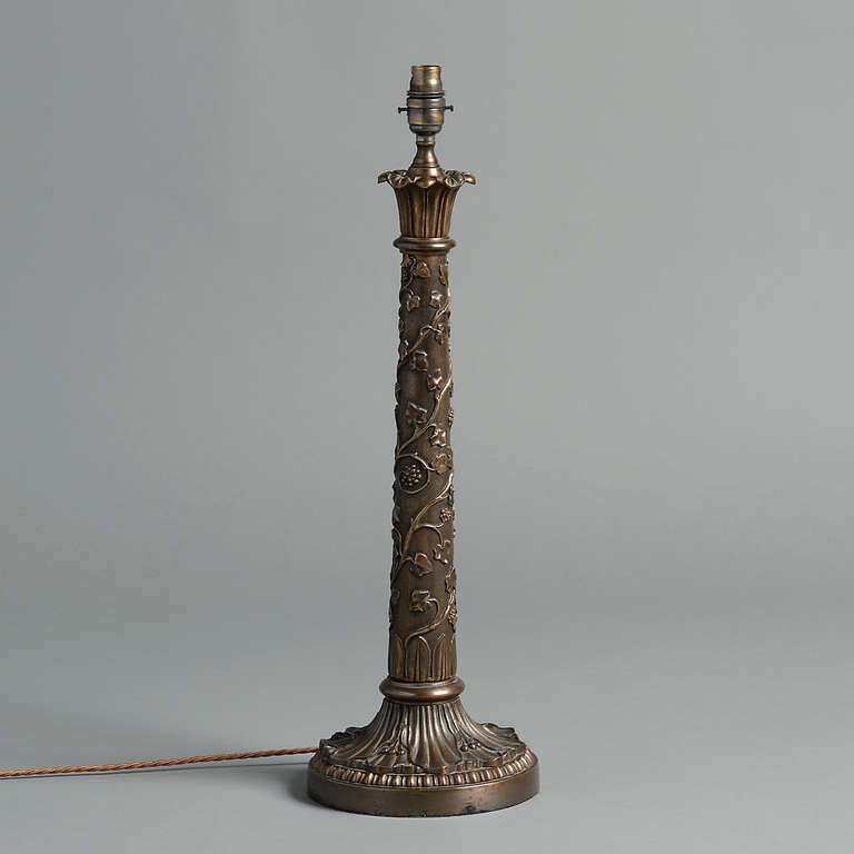 A FINE EARLY VICTORIAN BRONZE LAMP WITH IVY-ENTWINED COLUMN ON A LOTUS LEAF BASE, circa 1840.