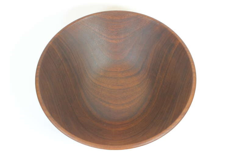 Turned Guatamalian Mahogany bowl by Robert Stocksdale In Excellent Condition For Sale In Milton, PA