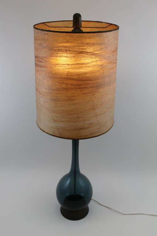Large blue Swedish glass table lamp by Arthur Percy for Gullaskruf with brass base and trim. Original shade made of spun fiberglass and finial.
