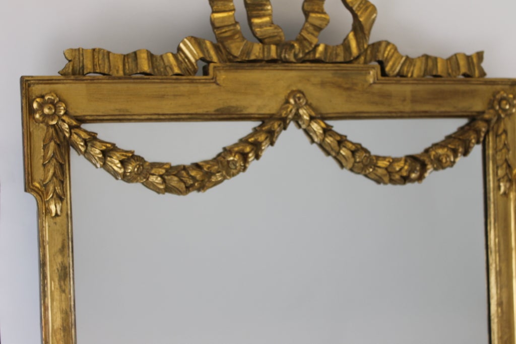 Large Italian Gilt Mirror With Ribbon and Garland Details For Sale 1