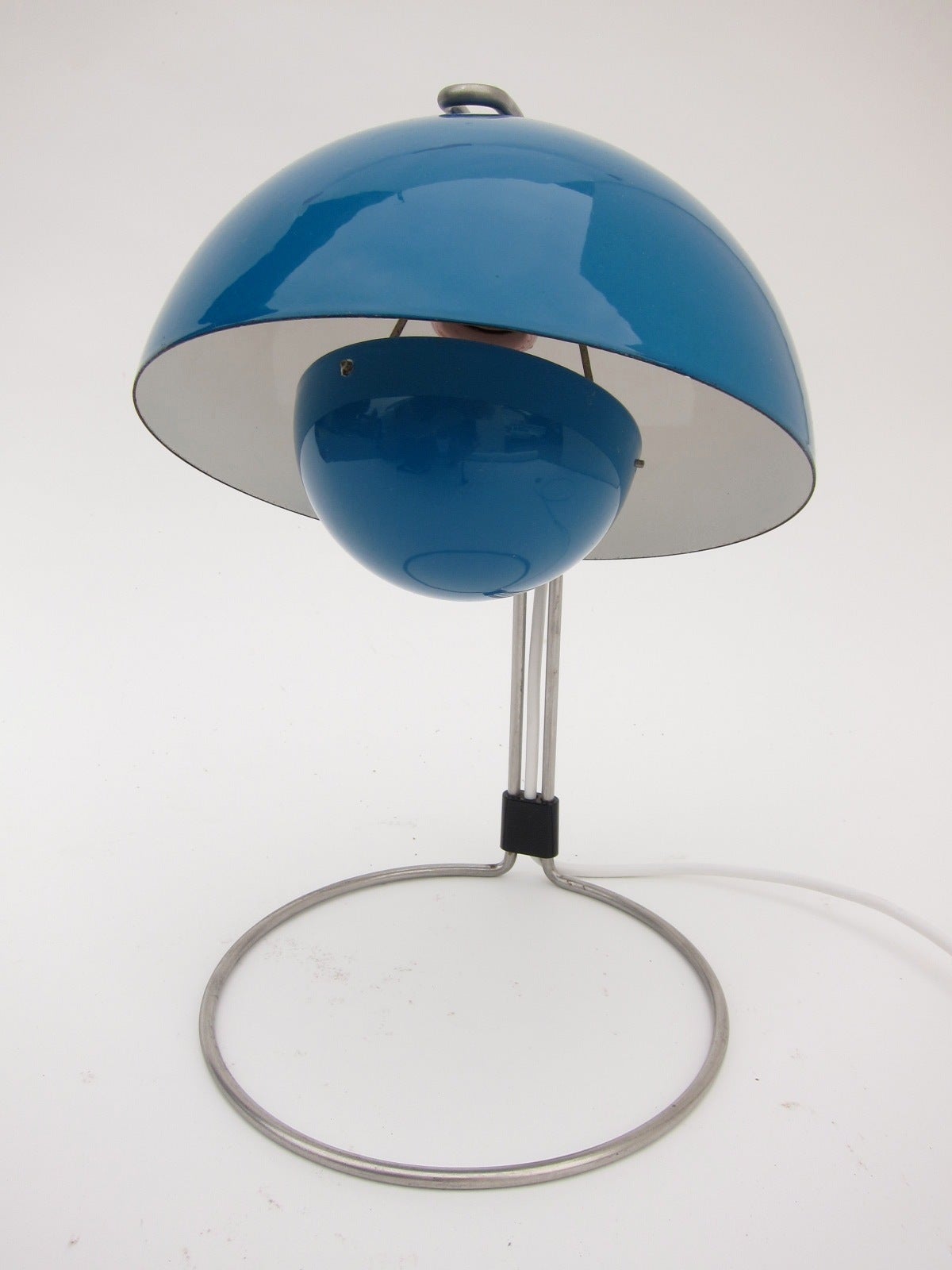 Flower pot desk lamp by Verner Panton for Louis Poulsen. Mukydydzdgfc v arked with manufacturer sticker label.
