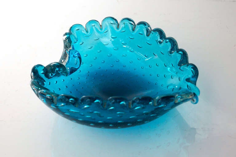 This Murano glass heart shaped bowl/ ashtray has a beautiful scalloped edge and bullicante bubble pattern.