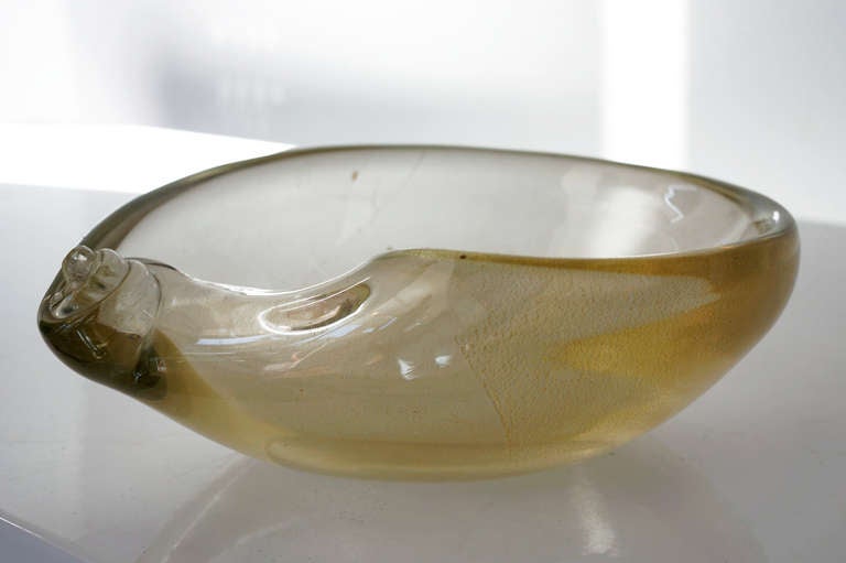 This Murano glass sea shell-shaped bowl/ ashtray has a beautiful swirled shell detail and gold speckle inlay.
