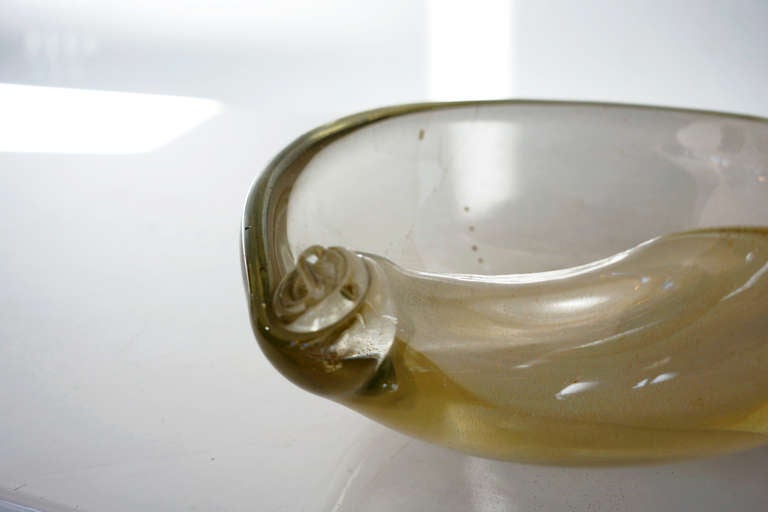 1950s Murano Glass Sea Shell-Shaped Bowl with Gold Speckle In Good Condition In Alhambra, CA