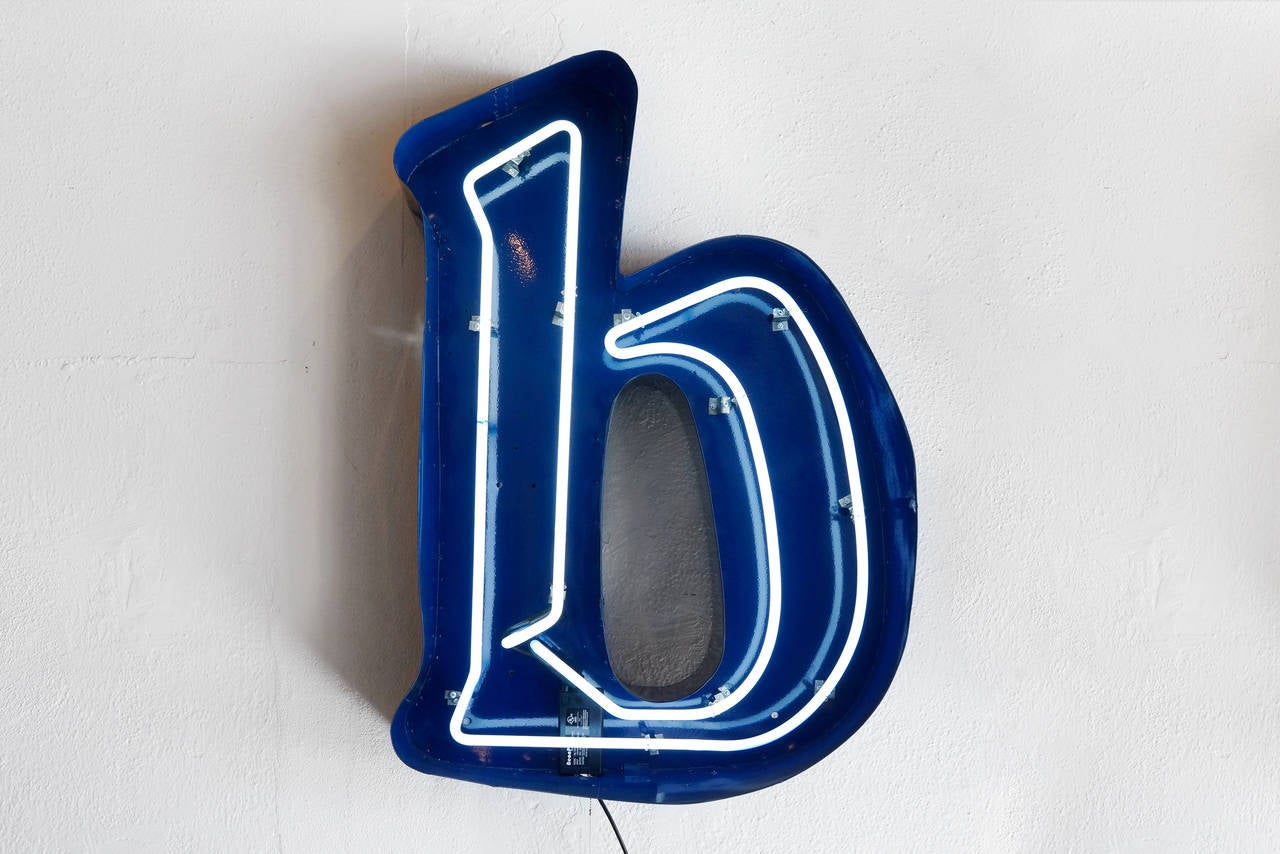 Jumbo neon channel letter 