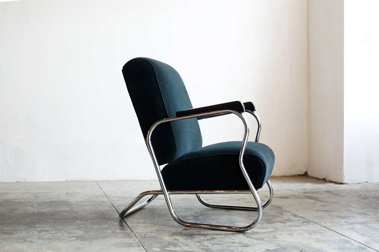 Art deco chrome lounge chair with the unique 