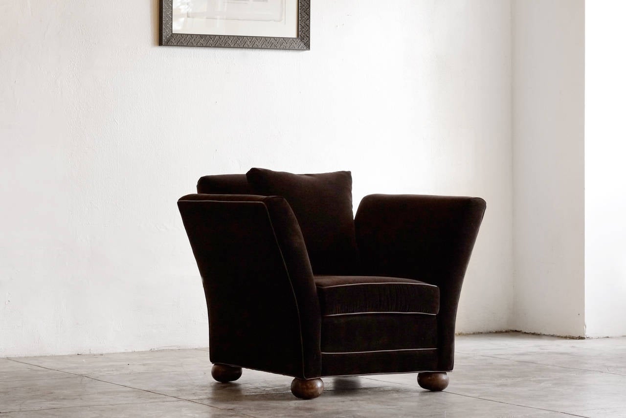 Excellent fauteuil club vintage surdimensionné. Le design dramatique de style déco présente de grands bras ailés et de grands pieds en bois. Nouvellement retapissé en micro velours ultra pelucheux, circa 1970.

Dimensions : 27