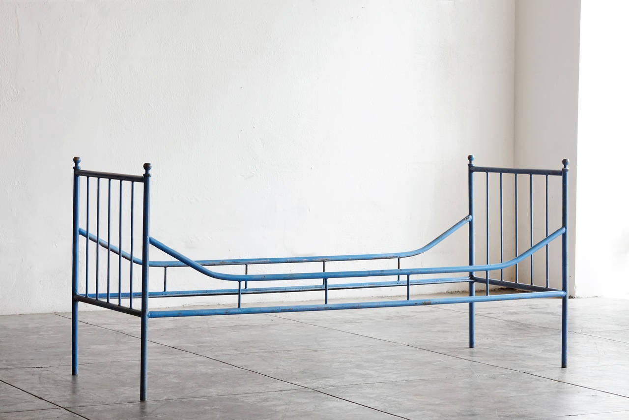 Classic American steel bed frame with original blue paint and wonderful antique patina. Size twin long. 

Dimensions: 28
