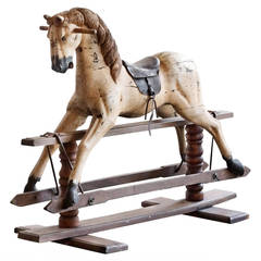 Grand cheval à bascule primitif antique sur tréteau en bois