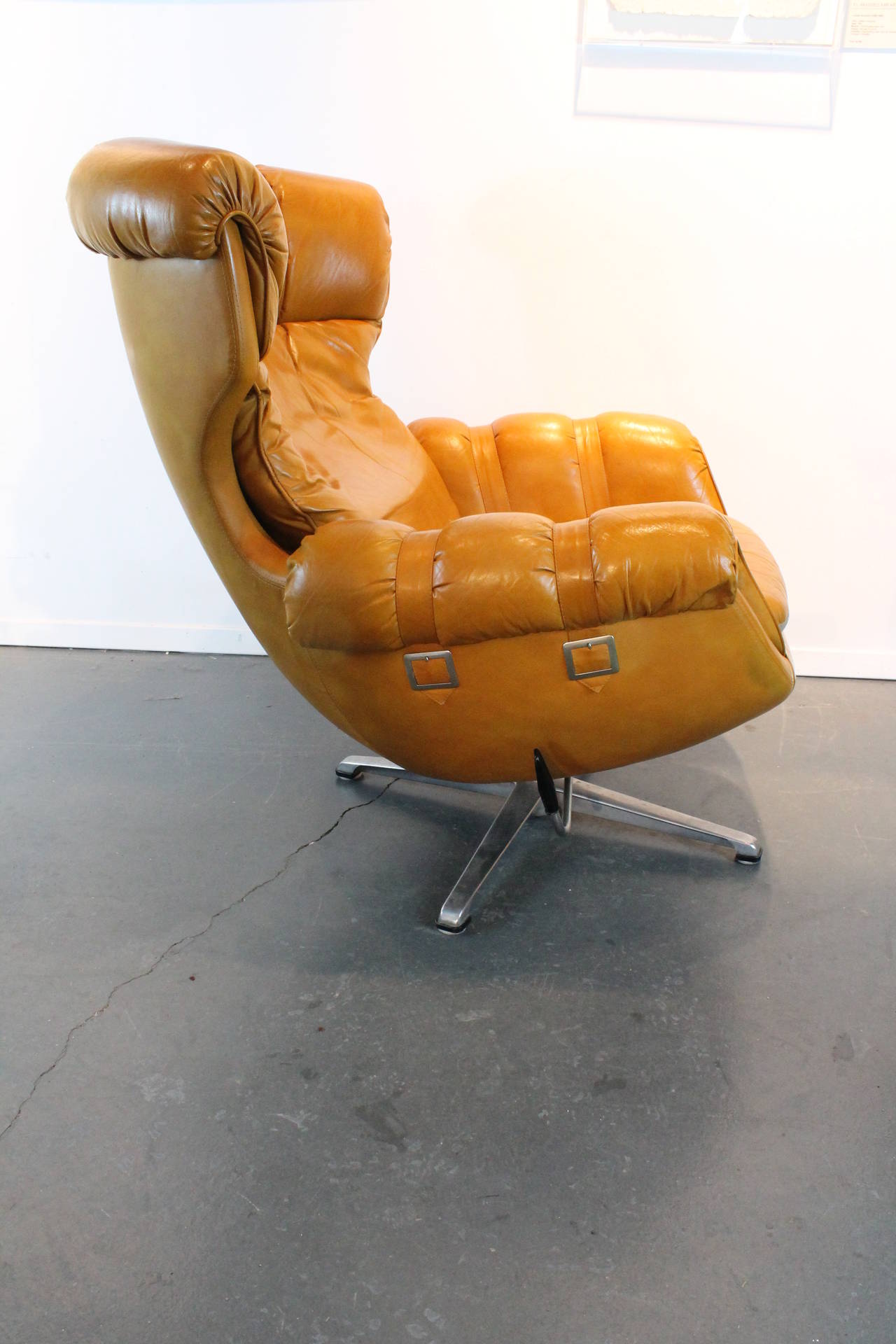 Mid-Century Modern Overman Egg Form Swiveling Lounge Chair and Ottoman For Sale