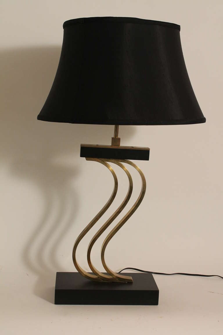 Mid Century Modern Majestic Brass and Ebonized Wood Table Lamp In Excellent Condition For Sale In 3 Oaks, MI