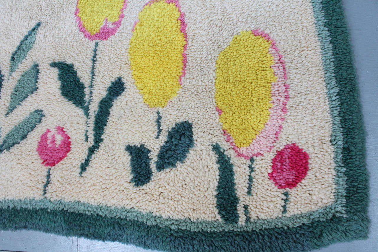 Wonderfully energetic and vibrant Swedish rya rug with the design motif of flowers in bloom.
Bright and brilliant!
Just professionally cleaned.