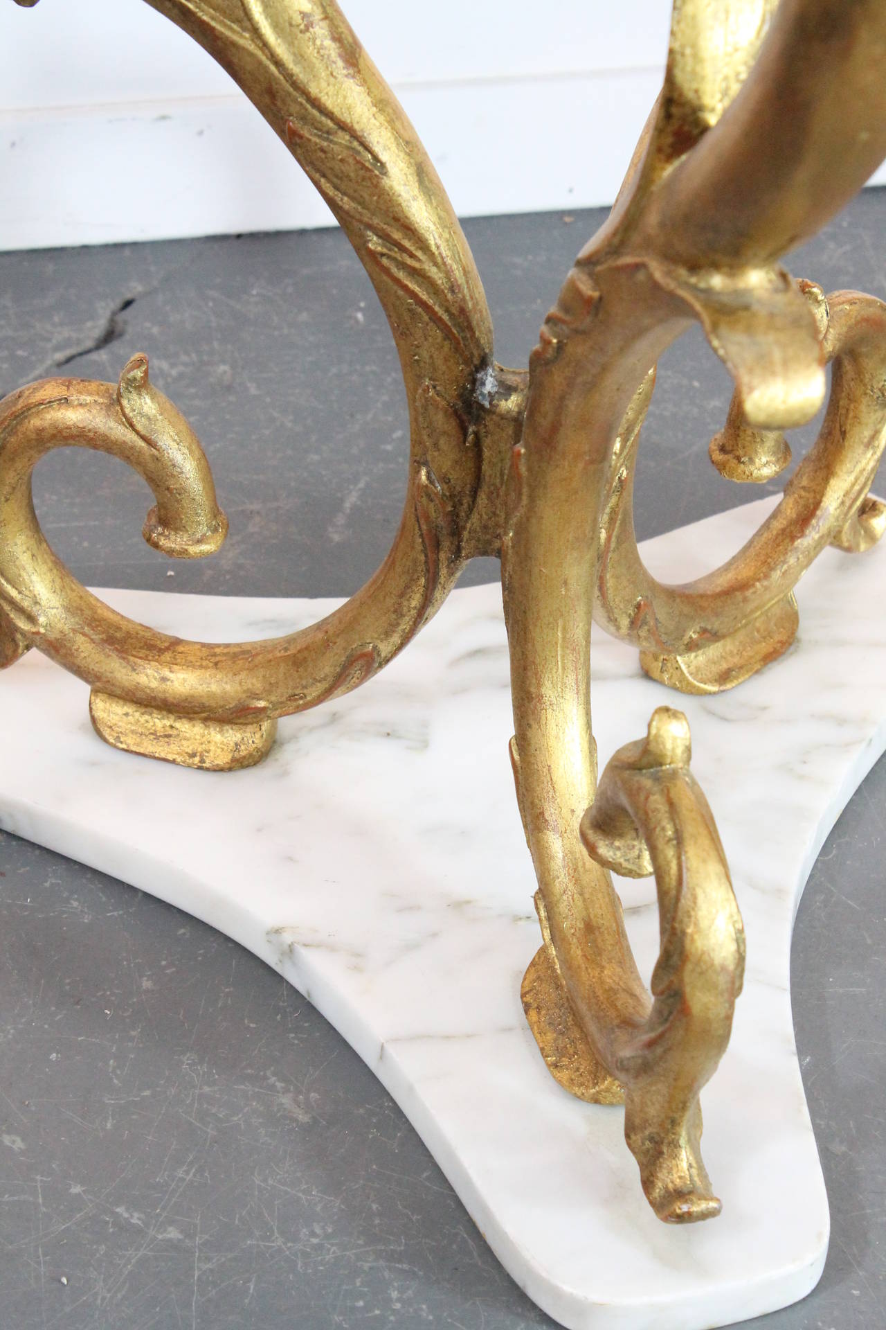 Italian 1950s Hollywood Regency Marble and Gilt Iron Side Table For Sale 2