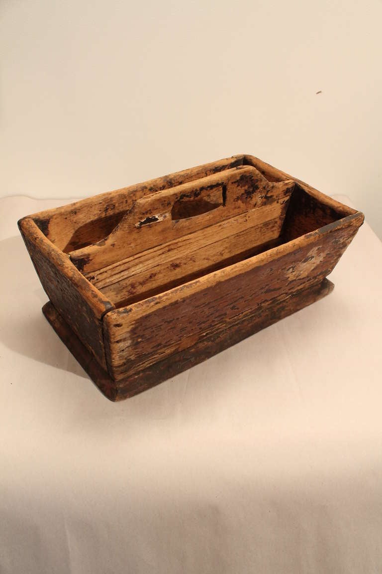 19th Century Distressed Primitive Painted Pine Tote In Excellent Condition In 3 Oaks, MI