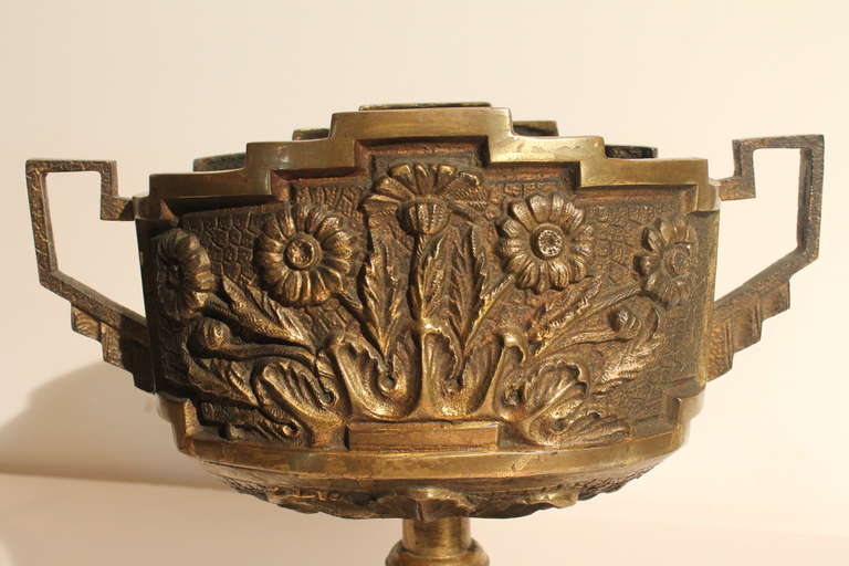 Pair of Bronze Art Deco Urns For Sale 4