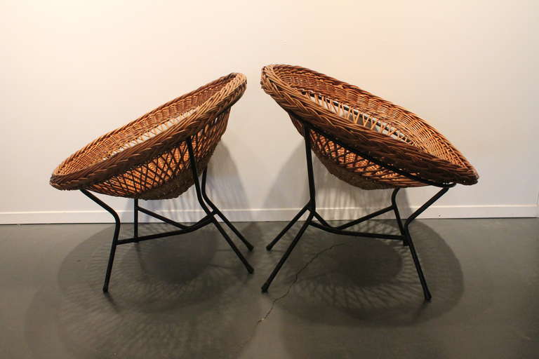 Fantastic design and condition on this pair of Modernist woven wicker scoop chairs.
The seats simply set in the iron sculptural frame.
Great Mid-Century Modern lines.