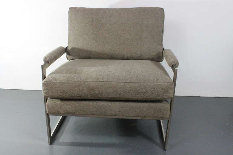 Newly reupholstered large and very comfortable sculptural lounge chair in the style of Milo Baughman.