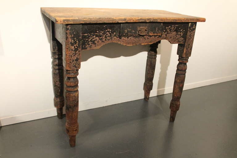 Amazing surface and patina.
Beautifully beaten primitive painted pine single drawer table.
Fantastic turned legs.