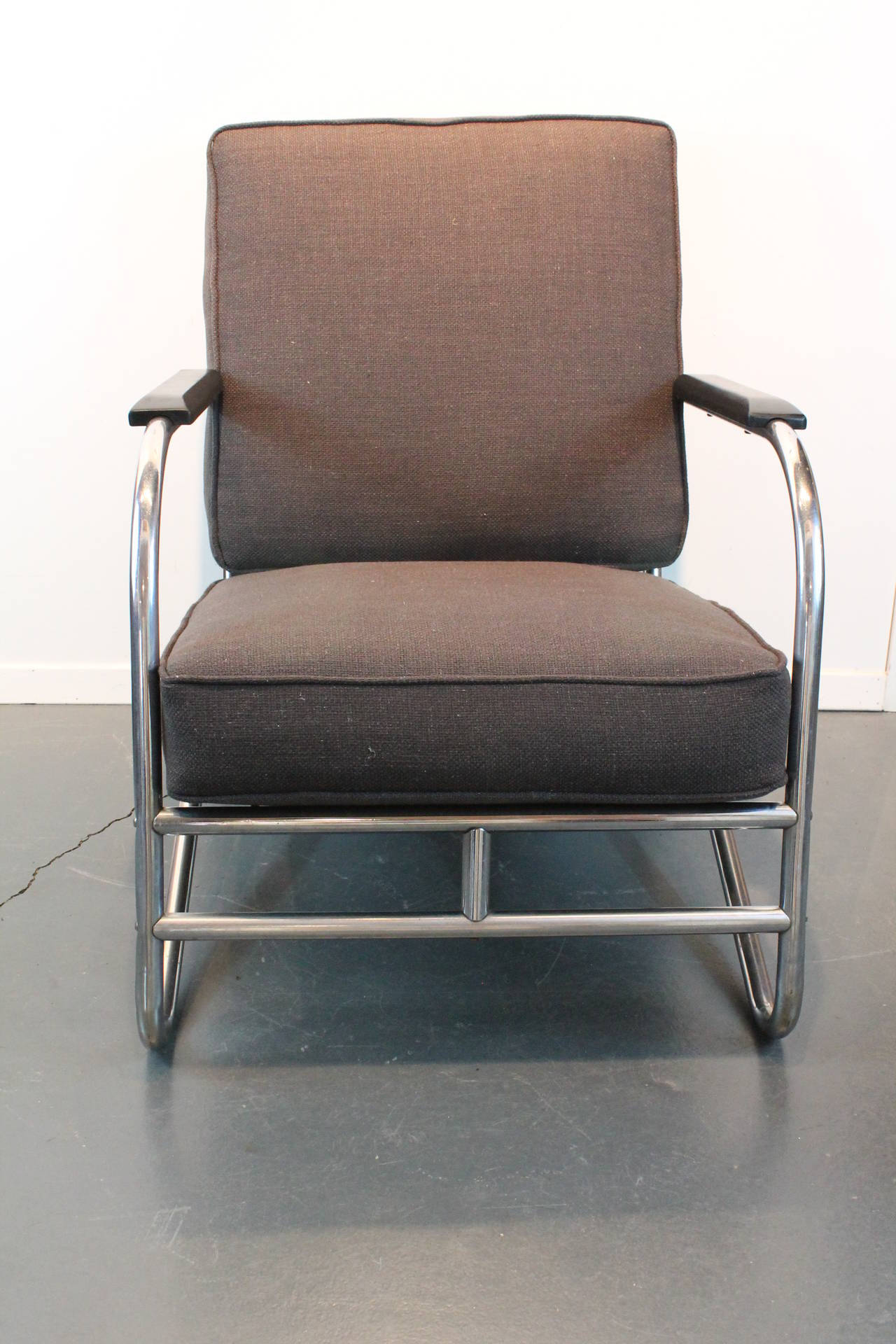 Great profile and tubular chrome structural design in this Art Deco lounge chair , newly reupholstered in charcoal linen.
There are 3 available.