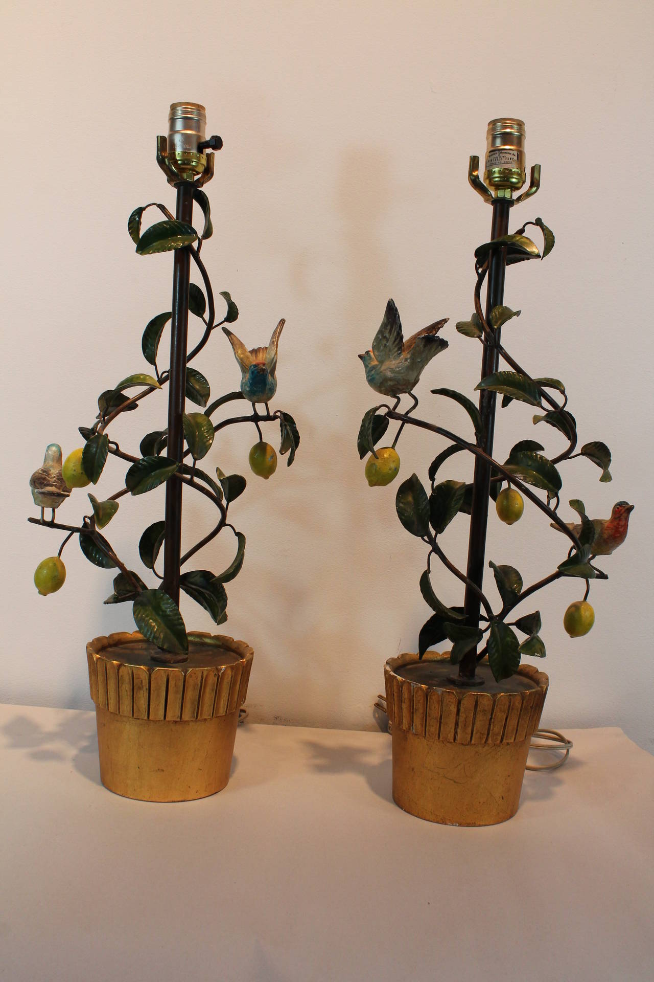 Pair of Italian Tole Birds in Lemon Tree Lamps In Good Condition In 3 Oaks, MI
