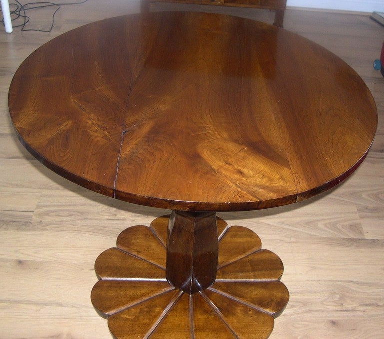 Superbly beauitiful Early Bieidermeier Vienesse center table, hand carved solid walnut wood, with original shellack polish and typical Biedermeier detail - fan-like base.