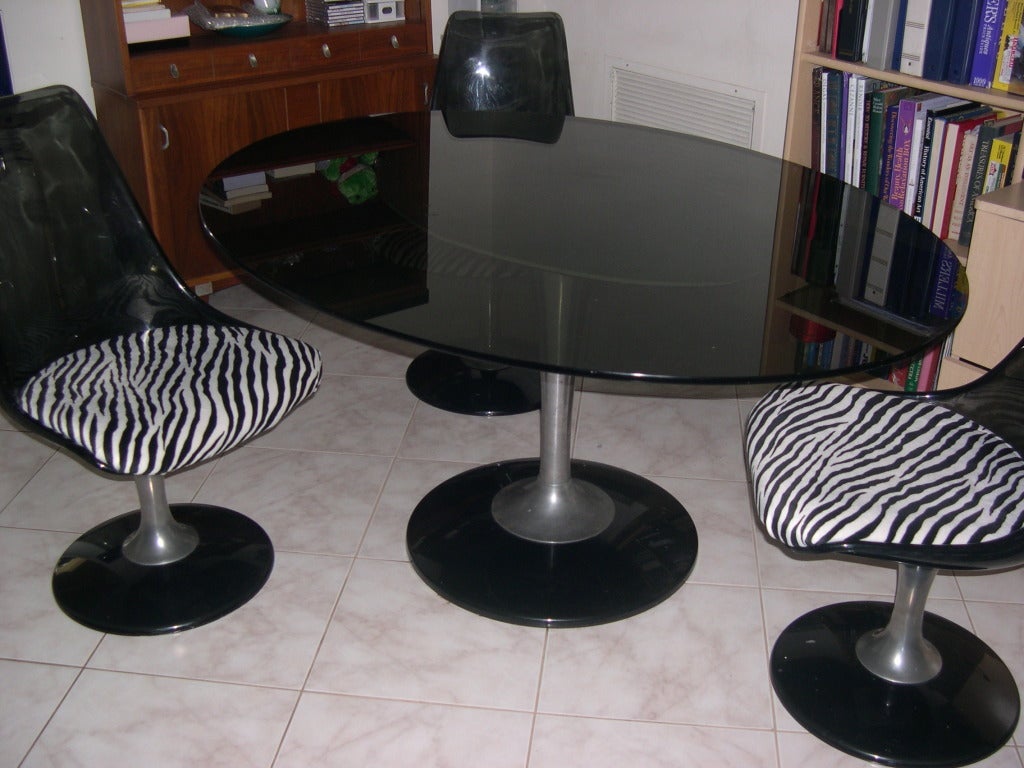 Mid-Century Modern Tulip Glass Table and 2 chairs in the Style of Saarinen For Sale