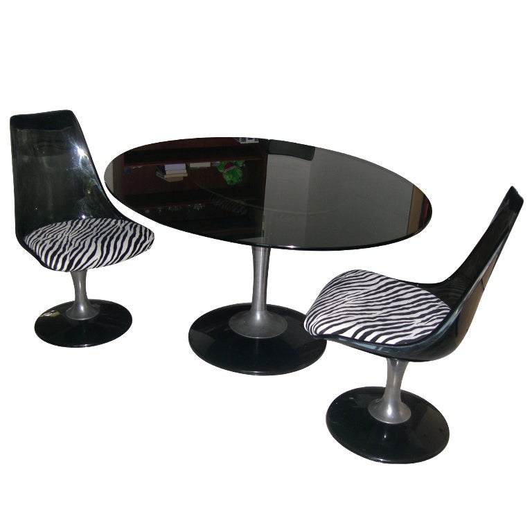 Tulip Glass Table and 2 chairs in the Style of Saarinen For Sale