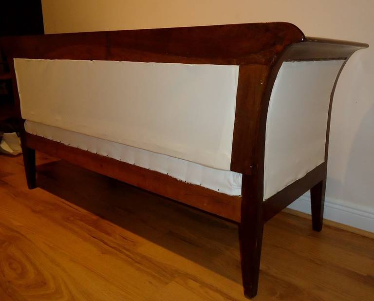 Vienesse Biedermeier 1820 Solid Walnut  Sofa Settee In Good Condition For Sale In Boca Raton, FL