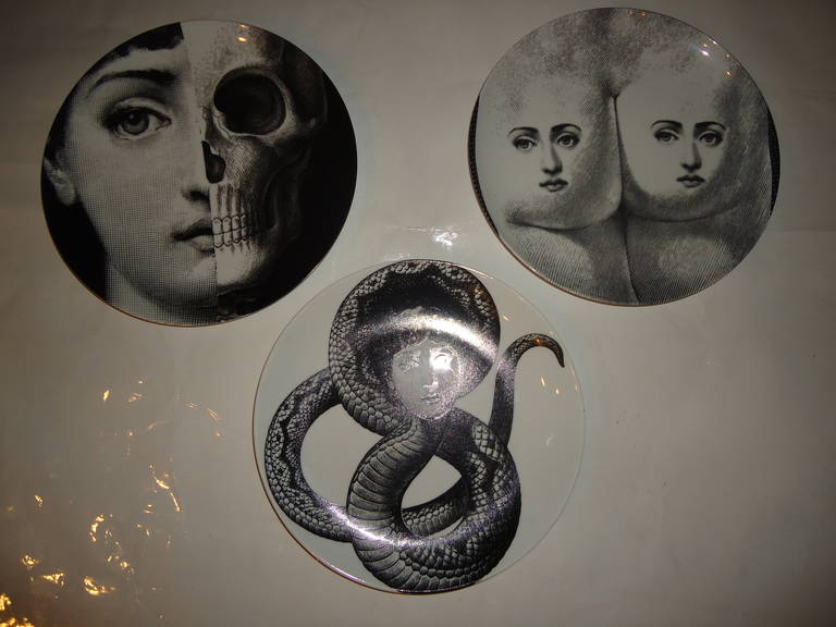 VENTE - Trois assiettes murales en porcelaine Tema E Varazione de Fornasetti à Milan