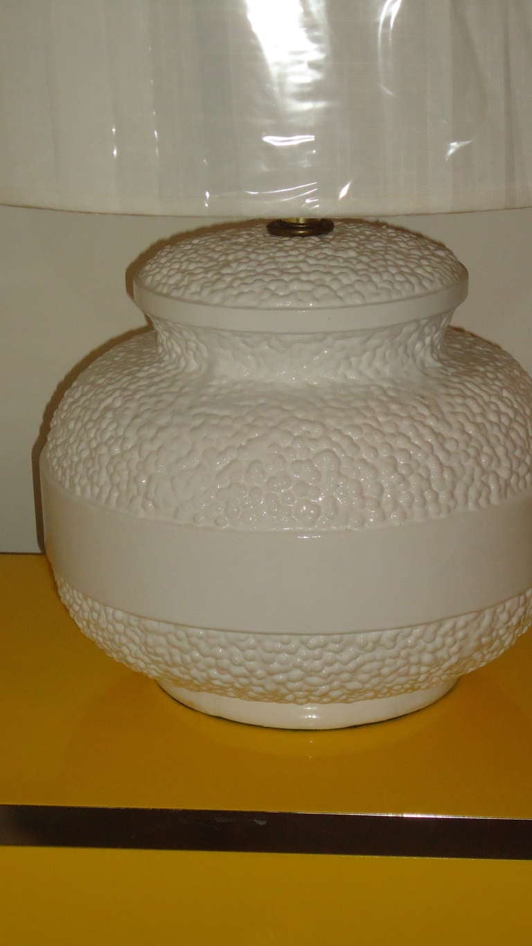 Mid-Century Modern White Ceramic Bulbous Monted Mid Century Modern Lamp For Sale