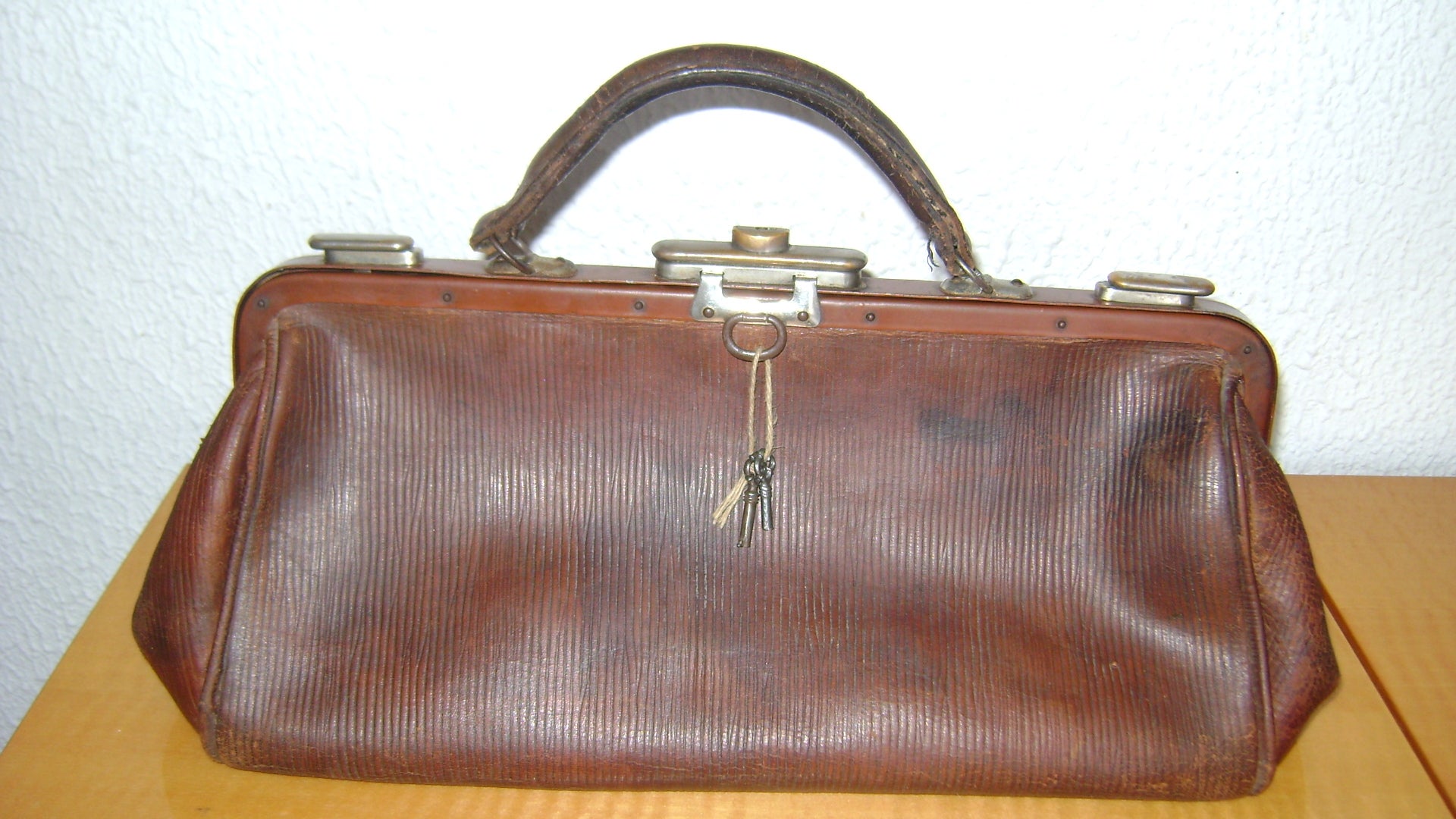 Antique 19 th century doctors bag