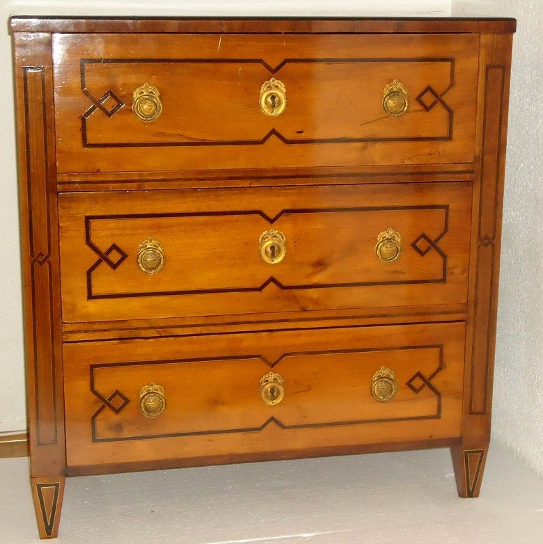 Gustavian Antique 1840 th Walnut Chest of Drawers  with Intarsia