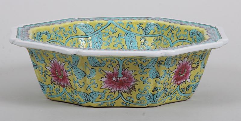 Chinese Chippendale Chinese  Octagonal Famille Rose Porcelain  Bowl Quianlong Dynasty For Sale