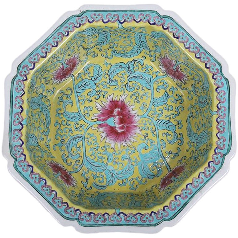 Chinese  Octagonal Famille Rose Porcelain  Bowl Quianlong Dynasty For Sale