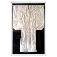 Gerahmter japanischer Vintage-Kimono aus weißer Seide und Stickerei