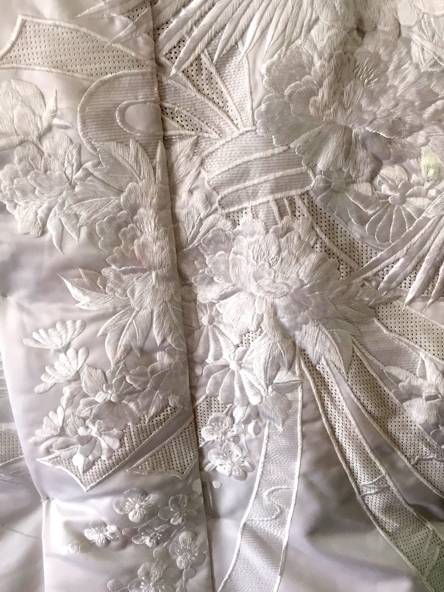 Framed Vintage Japanese Kimono in White Silk and Embroidery In Good Condition In Atlanta, GA