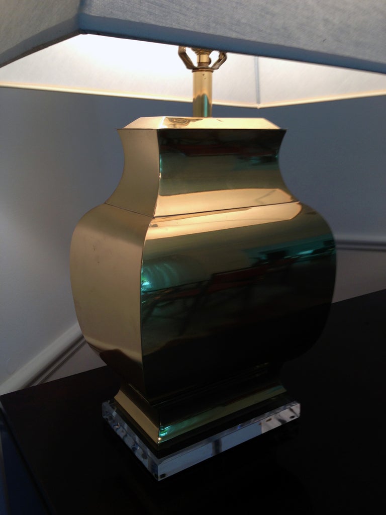 Hollywood Regency Pair Large Modern geometrical urn shape Brass Lamps For Sale