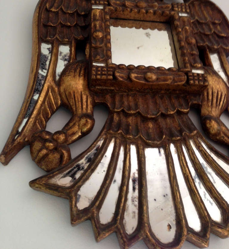 Miroir colonial espagnol ancien avec cadre en bois sculpté et doré Bon état à Atlanta, GA