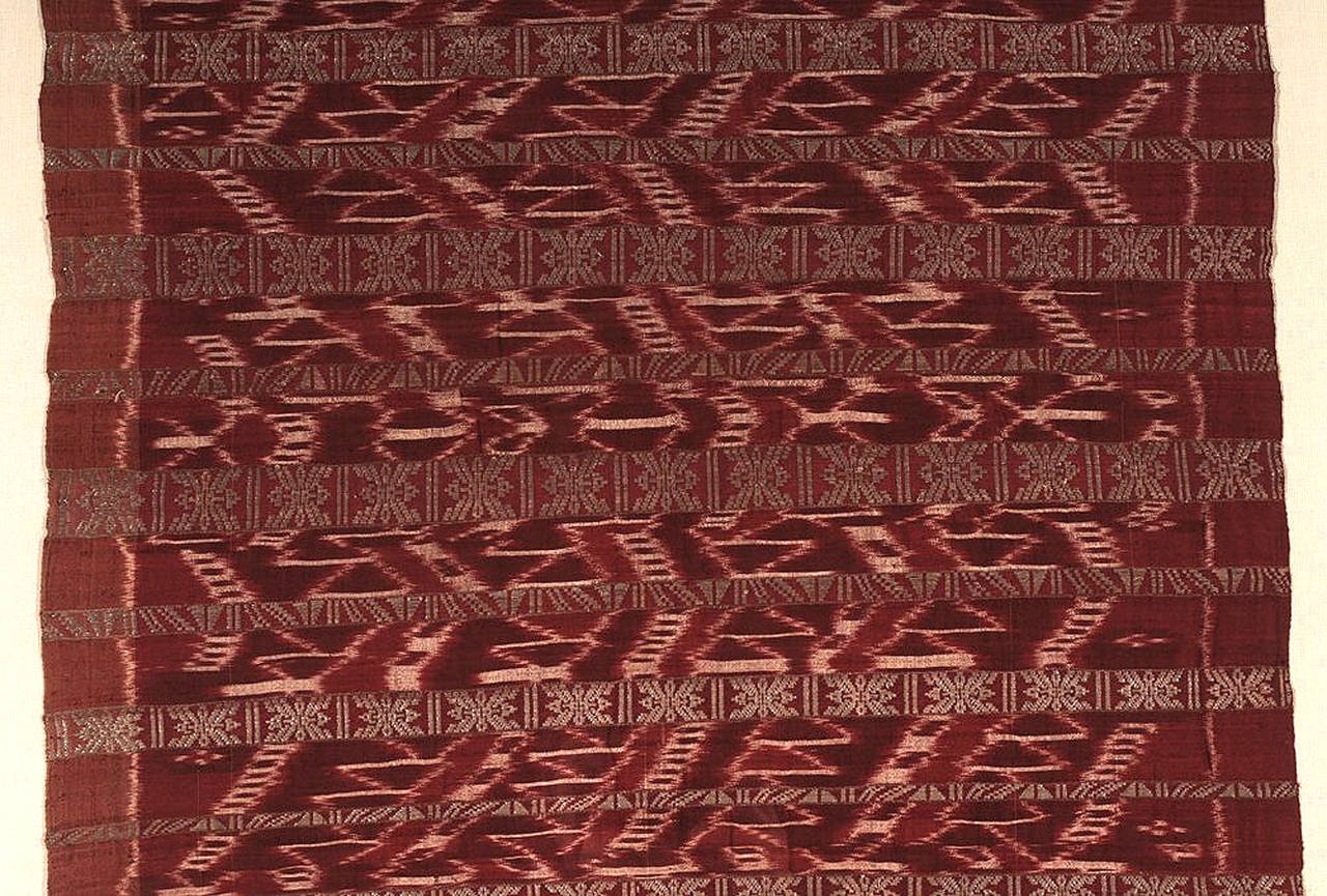 Gerahmter antiker indonesischer zeremonieller Ikat-Schal aus Bali (Stammeskunst) im Angebot
