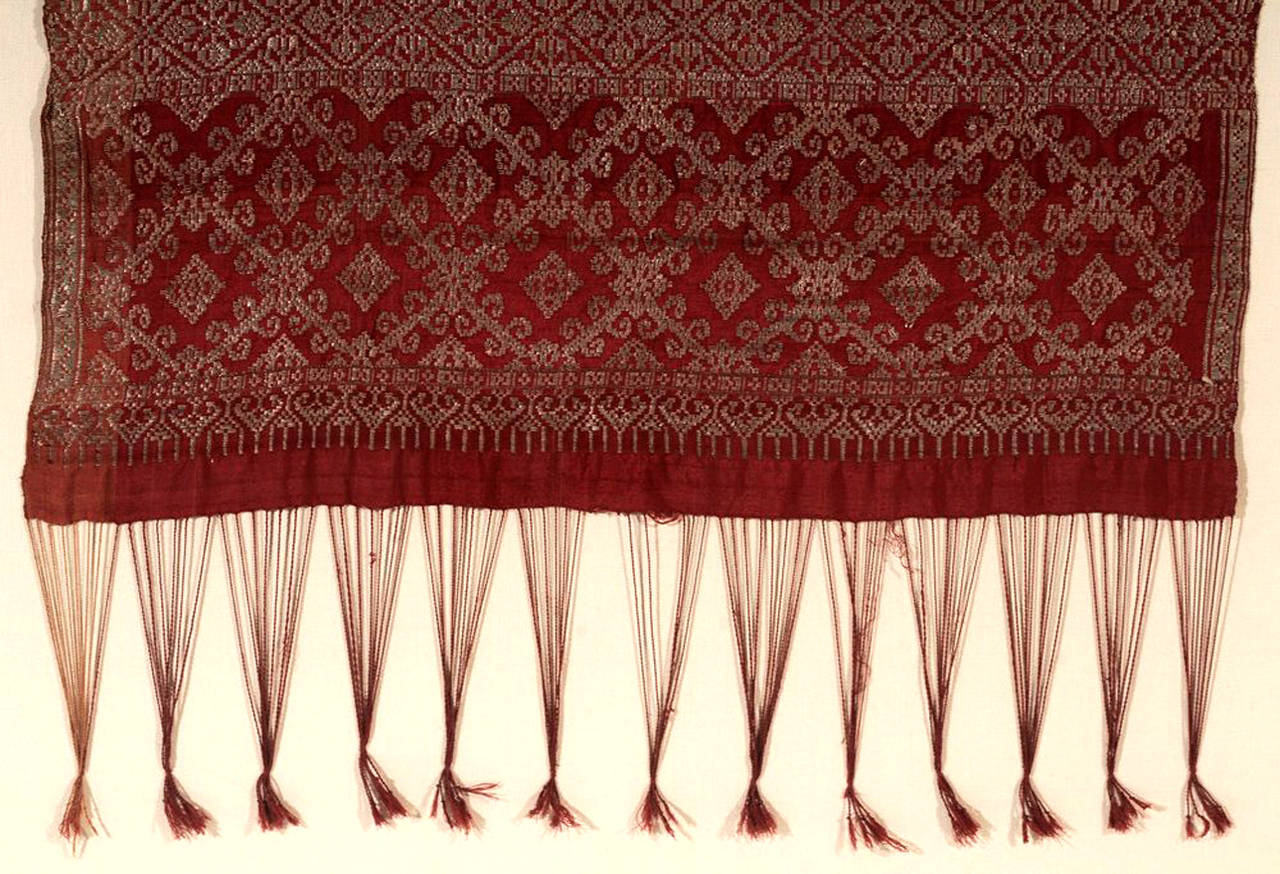 Indonésien Châle ancien de cérémonie indonésien Ikat encadré, de Bali en vente