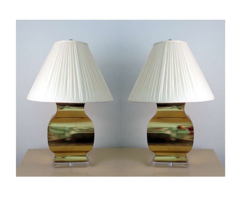 Pair Large Modern geometrical urn shape Brass Lamps In Good Condition For Sale In Atlanta, GA