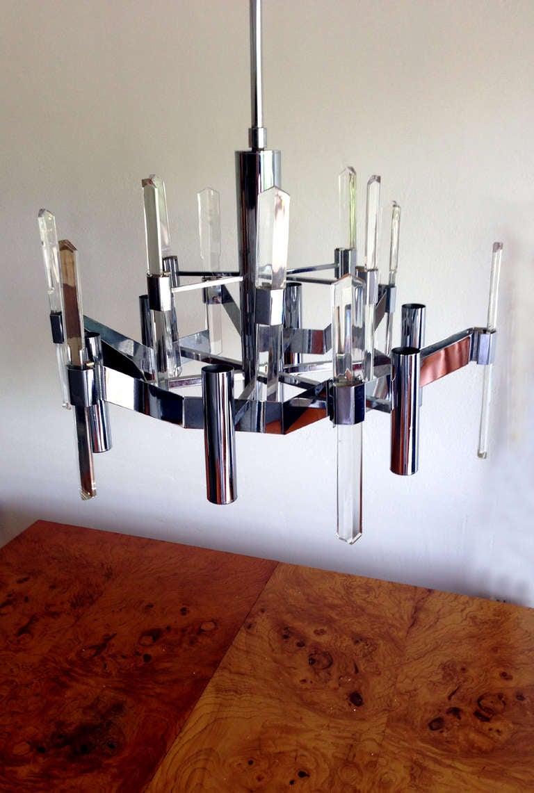 Six light chandelier ceiling light with original cap and rod extension. Chromed steel with installed crystal glass prisms to reflect the lights. Designed by Gaetano Siolari for Lightolier Italy circa 1970s.