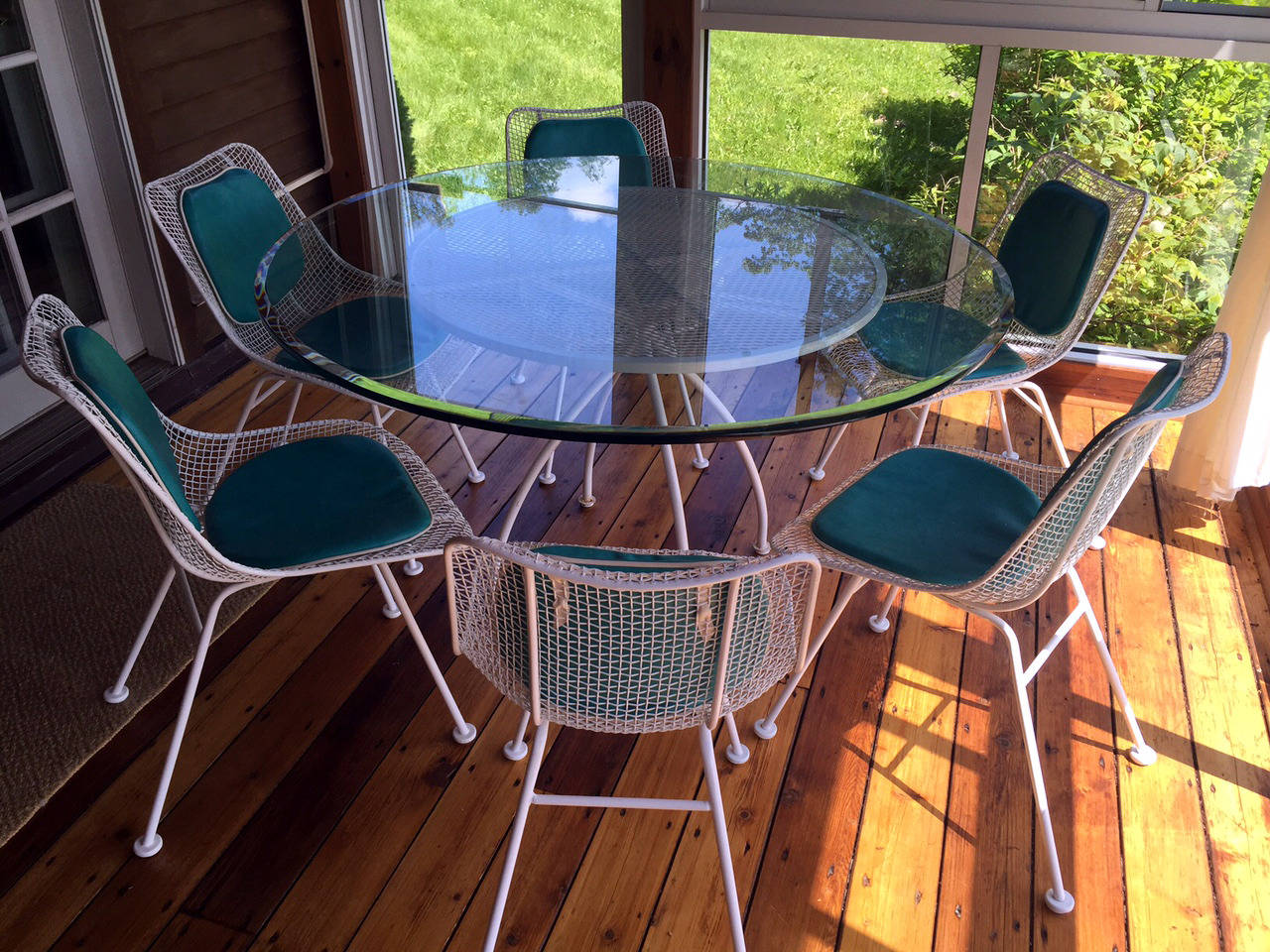 Designed by Russell Woodard and manufactured by Woodard Furniture company in Owosso, MI circa 1950s, this is a great set of a table and six side chairs (Sculptura series). Made of enameled steel mesh, newly powder-coated and with new marine grade