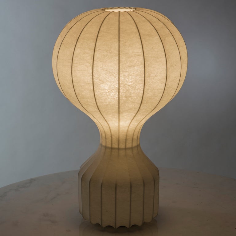 Lampada da tavolo Gatto di Achille e Pier Giacomo Castiglioni per Flos.
Condizioni perfette con etichetta originale per questa iconica lampada a bozzolo.