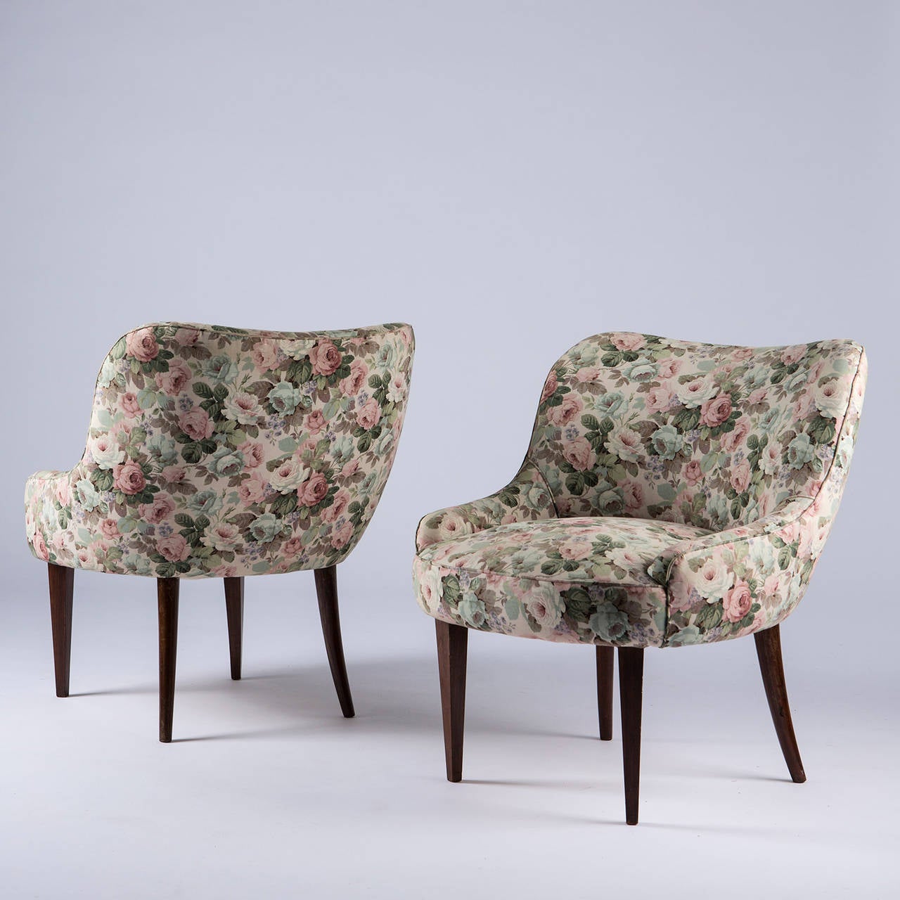 Italian 1950s set of two club chairs in the style of Guglielmo Ulrich.
Compact and wrapping shaped with long wood legs.