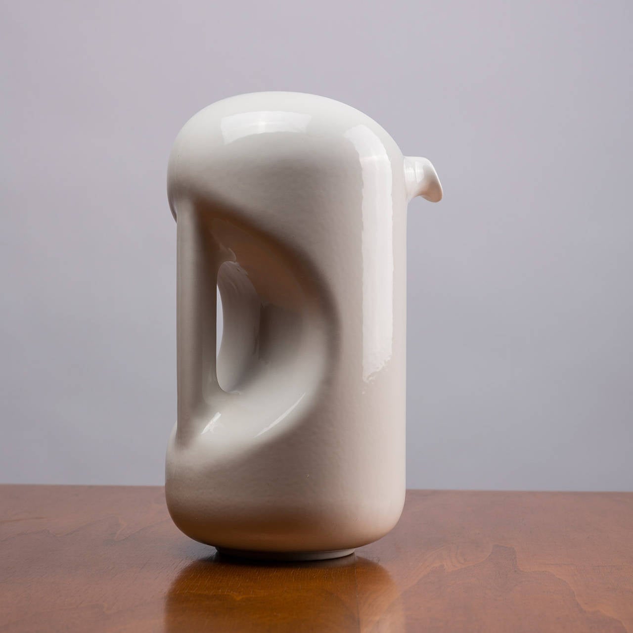 Large white ceramic carafe by Enzo Bioli for Il Picchio.
Remarkable example of late 1960s Italian decorative ceramic production.
From the same design check other items available.